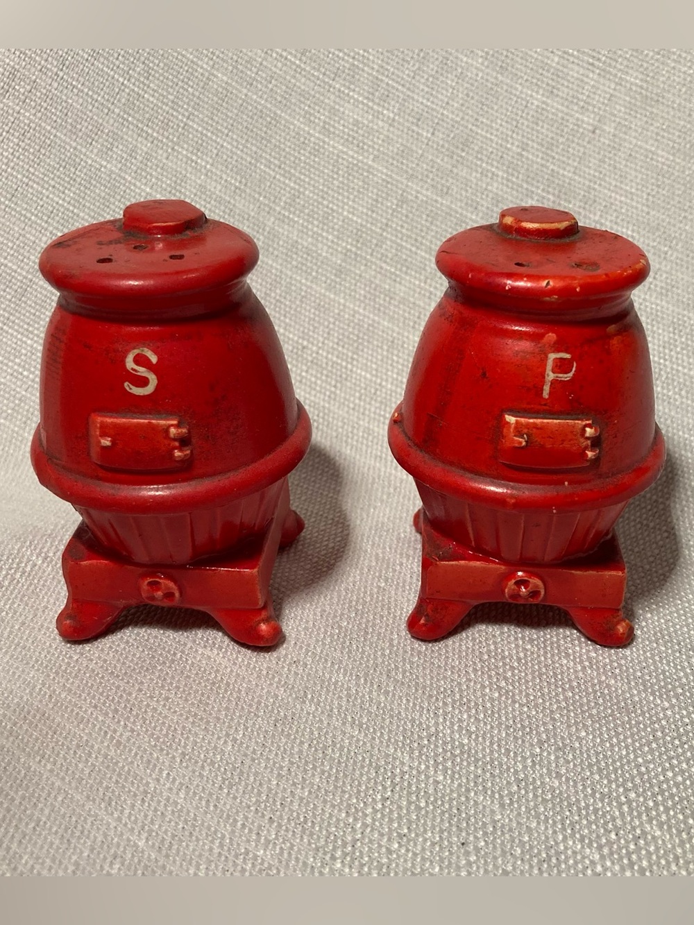 Vintage Goldfarb Novelty Co. Ceramic Red Pot Belly Stove Salt & Pepper Shakers!